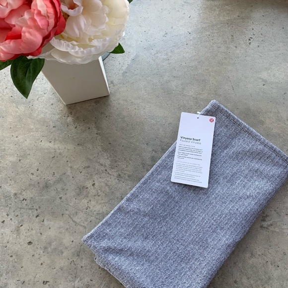 Lululemon Vinyasa Scarf Grey herringbone - Picture 3 of 6